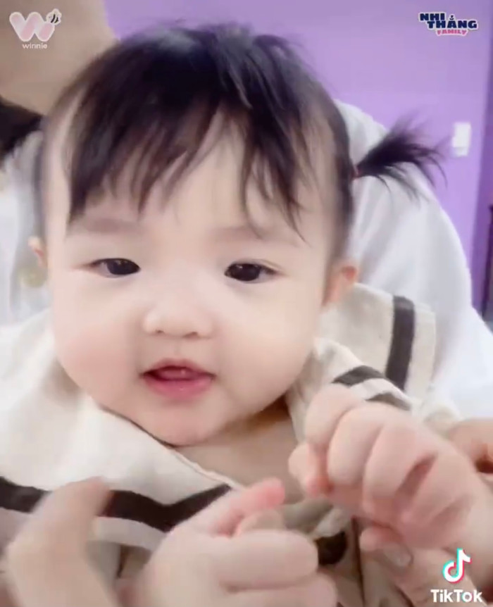 Hình ảnh 'bánh bao sữa' Winnie với đôi má phúng phính khiến ai ai cũng phải thả tim vì quá dễ thương.