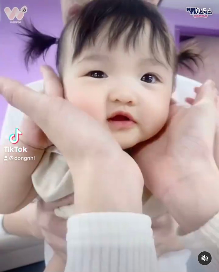 Đông Nhi chia sẻ clip nựng hai cặp má bánh bao của con gái Winnie.