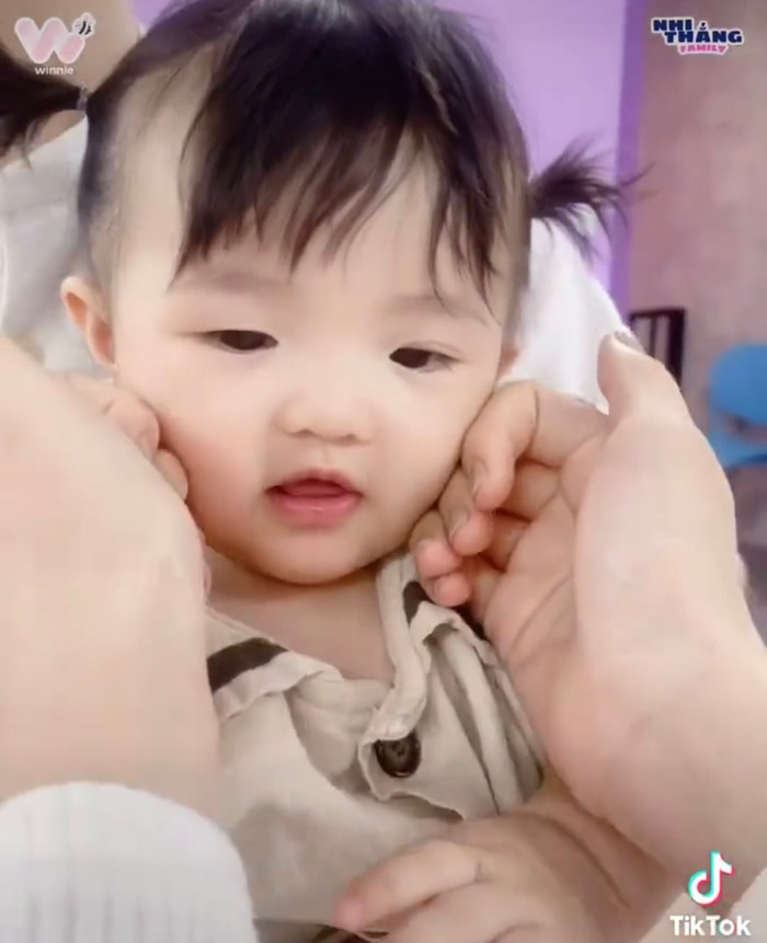 Gương mặt xinh xắn, trắng trẻo, bụ bẫm của Winnie khiến Đông Nhi càng nựng càng ghiền.