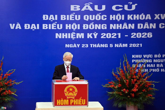 Hơn 7h, Tổng bí thư hoàn thành việc bỏ phiếu. Tại khu vực bỏ phiếu bên trong, các vị trí đứng của cử tri đã được sắp xếp cụ thể, chi tiết, đảm bảo khoảng cách phòng dịch, đồng thời, quy định rõ luồng vào và ra sau khi bỏ phiếu. Khẩu trang và nước sát khuẩn được bố trí ở hầu hết vị trí để mọi người tiện sử dụng. Ảnh: Hoàng Hà.