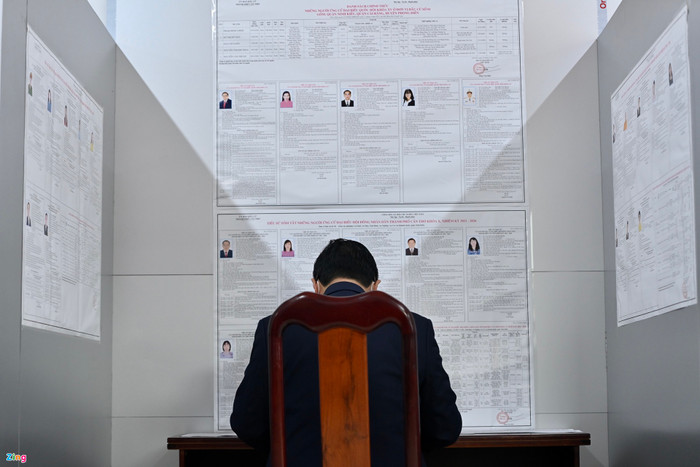 6h45, Thủ tướng Phạm Minh Chính ghi phiếu bầu cử. Ảnh: Thuận Thắng.