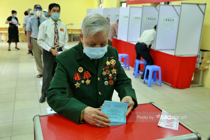 Các cử tri xếp hàng giữ khoảng cách khi bầu cử để phòng dịch Covid-19. Ưu tiên các cử tri lớn tuổi, phụ nữ mang thai.