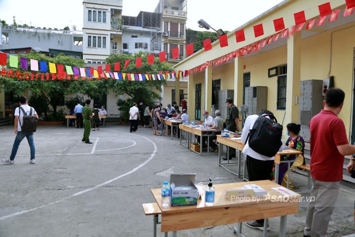 Điểm bỏ phiếu số 2, UBND phường Phúc Xá, quận Ba Đình, Hà Nội, tấp nập cử tri háo hức đến bỏ phiếu từ sớm.