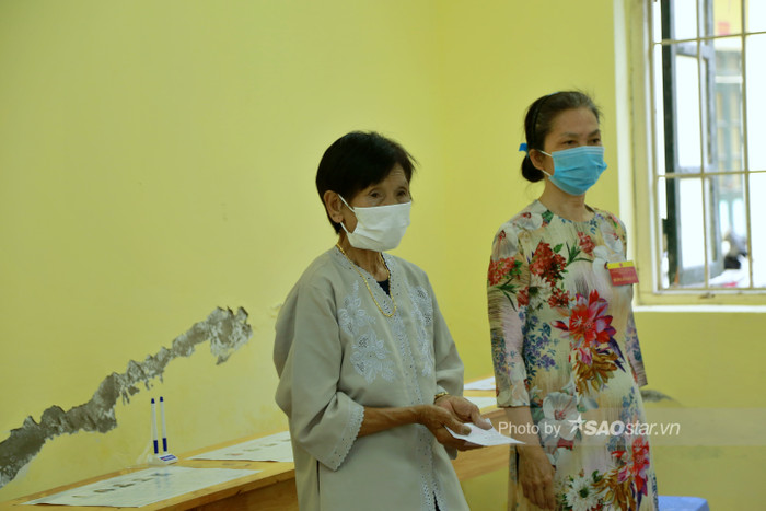 Cụ Trần Thị Thắm (101 tuổi) lần đầu tiền bầu cử tại Hà Nội.