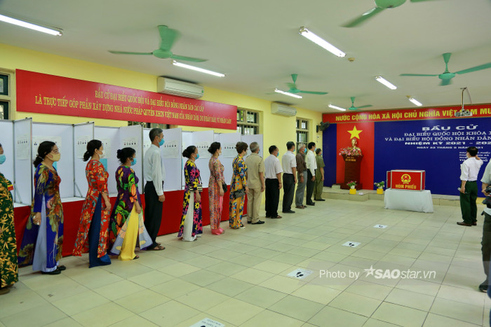 Các nghi lễ, Chào cờ, Quốc ca được thực hiện trước khi tiến hành bầu cử.