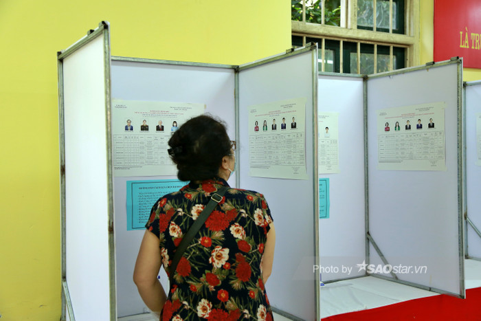 Các cử tri lựa chọn kỹ lưỡng trước khi đặt bút bầu ra người đại diện cho nhân dân.