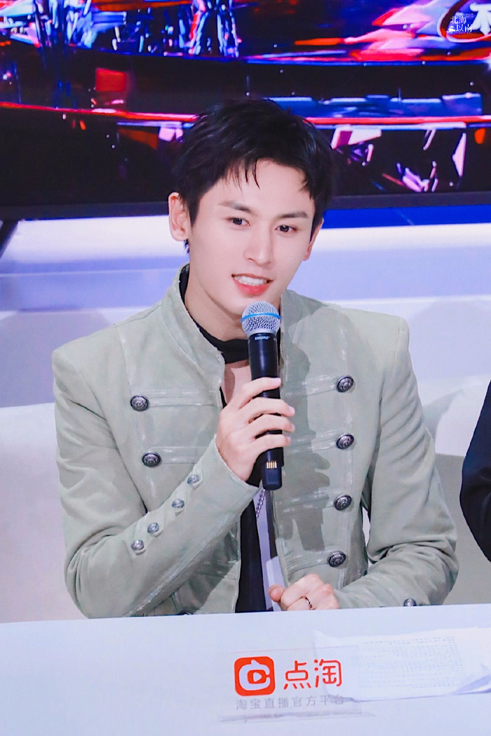 Trương Triết Hạn bị soi mói vì lên hot search hậu concert Vi Á cuồng hoan Ảnh 11