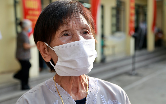 Cụ bà 101 tuổi lần đầu bầu cử ở Hà Nội: 'Mong bầu được những người đủ tài, đức đưa đất nước phát triển' Ảnh 2