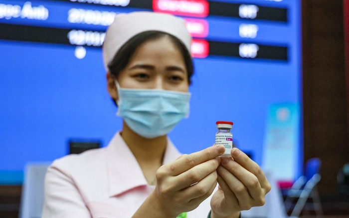 Cận cảnh quy trình tiêm vaccine AstraZeneca phòng COVID-19 tại Trường Đại học Y Hà Nội Ảnh 2