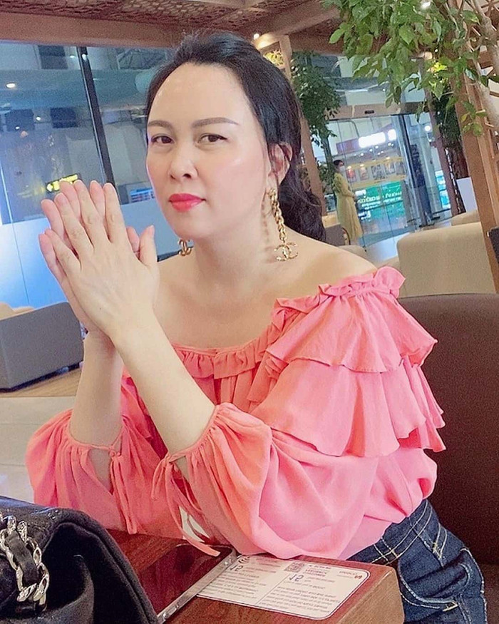 Với chiếc áo trễ vai nhẹ nhàng, Phượng Chanel chọn mix cùng hoa tai dáng dài và quần jeans ôm.