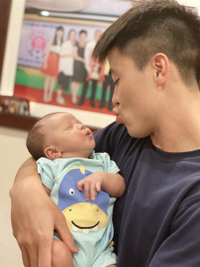 Đỗ Duy Mạnh đăng ảnh con trai 9 tháng tuổi, dân mạng bình luận 'đẹp trai hơn bố rồi' Ảnh 6