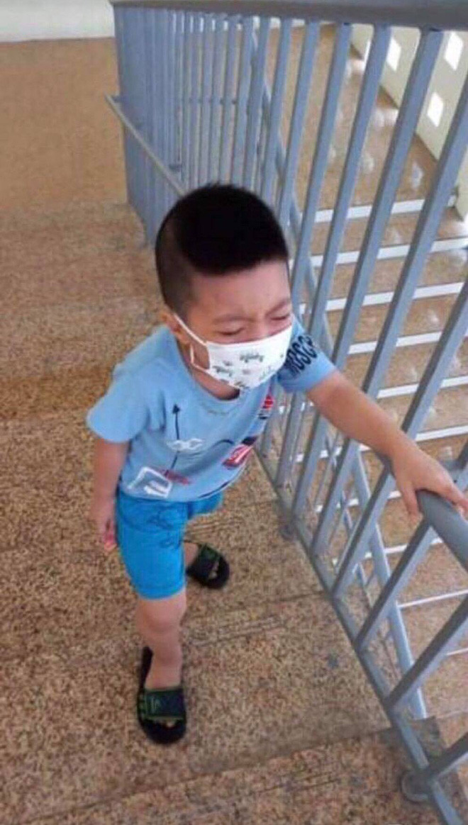 Lúc đầu bé trai hoảng sợ và khóc, tuy nhiên sau đó được nhân viên y tế chăm sóc nên tinh thần đã ổn định hơn.