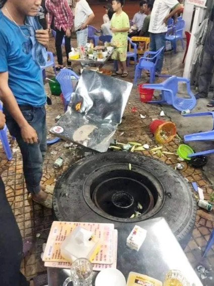 Chiếc bàn bị bánh xe tông trúng muốn gãy đôi.