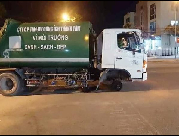 Chiếc xe chở rơi bánh.