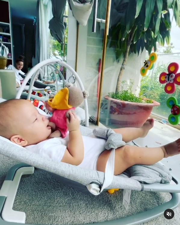 Hồ Ngọc Hà chia sẻ khoảnh khắc cực 'chill' của cậu út Leon.