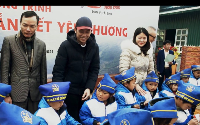 Dân mạng 'bóc mẽ' Hoài Linh chậm trễ chuyển tiền ủng hộ miền Trung nhưng vẫn theo nhãn hàng đi từ thiện? Ảnh 2