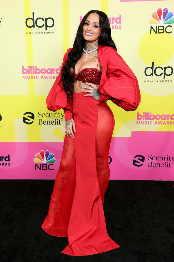 Kehlani trong set đồ đỏ diêm dúa khoe trọn vòng 1 trước ống kính