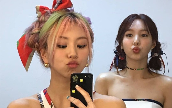 Chaeyoung (Twice) gây sốt với mái tóc cầu vồng, fan lo lắng vì lý do này? Ảnh 2