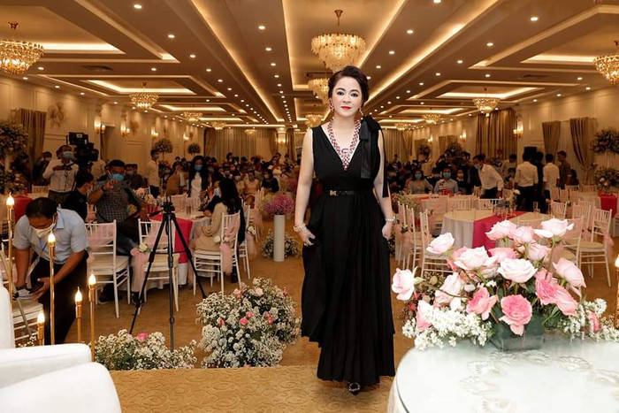 Mỗi bộ trang phục lại đi cùng một set nữ trang khác nhau.