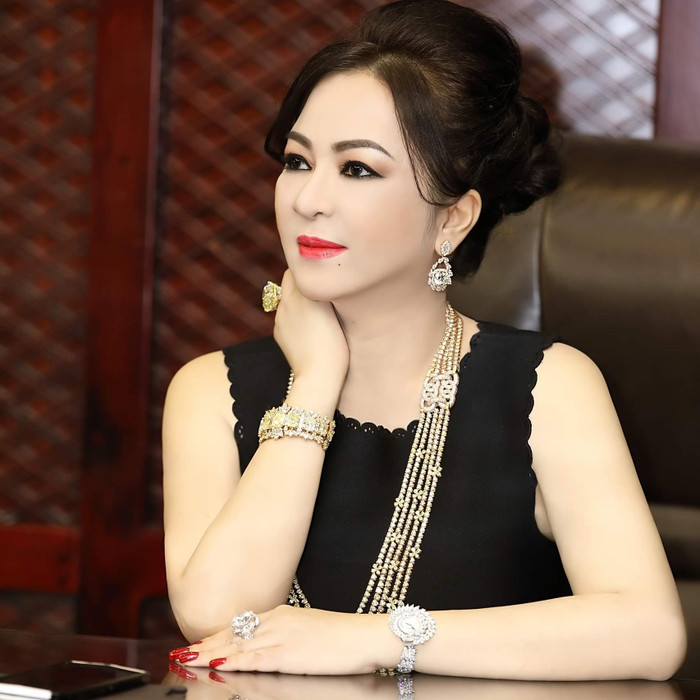 Bà Phương Hằng thường mang rất nhiều vòng cổ, nhẫn, đồng hồ với kích thước lớn và giá trị.