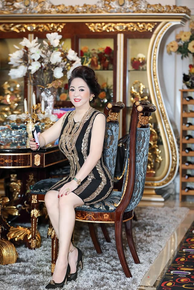 Cô từng tuyên bố mỗi khi livestream sẽ mang đến một bộ nữ trang khác nhau. Có lẽ điều này là thật chứ chẳng phải nói cho vui đâu.