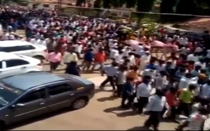 Ấn Độ: Hàng trăm người đi đưa tang... 1 con ngựa, bất chấp dịch Covid-19 Ảnh 2