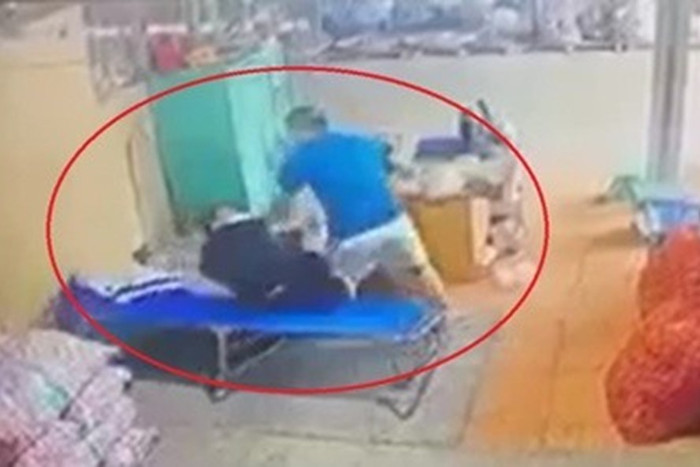 Camera ghi lại hành động của đối tượng gây án. Ảnh cắt từ clip