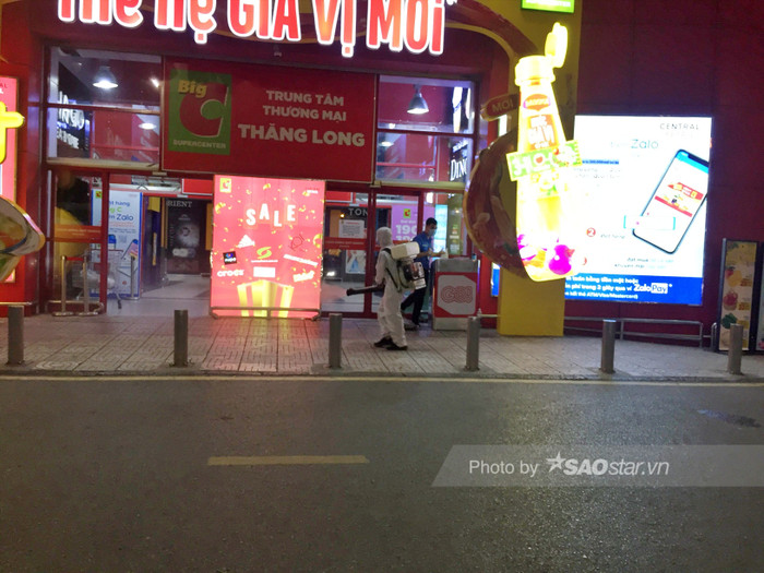 Quanh khu vực trong khu BigC Thăng Long đều được phun khử khuẩn đầy đủ.