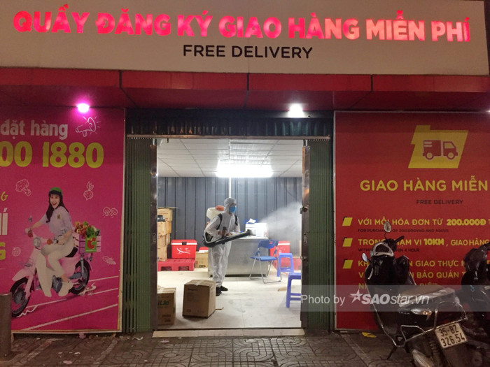 Các quầy giao hàng cũng được phun khử khuẩn tỉ mỉ.