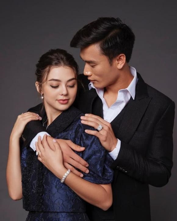 Gần nhất, Bùi Tiến Dũng gây xôn xao với hình ảnh 'bàn tay hư' đặt lên vòng 1 của bạn gái.