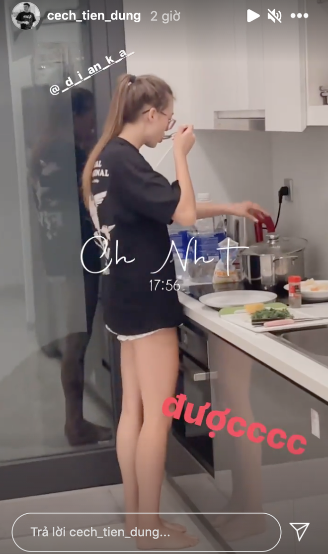 Thủ môn Bùi Tiến Dũng hạnh phúc khi khoe ảnh bạn gái vào bếp.