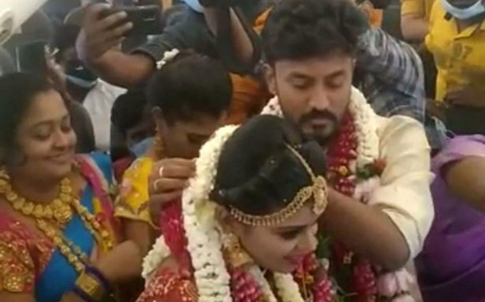 Cặp đôi thuê hẳn máy bay làm đám cưới trên không để né quy định phòng chống dịch Covid-19 Ảnh 2