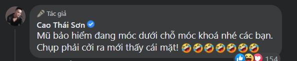 Đứng trước phản ứng mạnh mẽ của cư dân mạng, Cao Thái Sơn đã vội đính chính: 'Mũ bảo hiểm đang móc dưới chỗ móc khoá nhé các bạn. Chụp phải cởi ra mới thấy cái mặt!'.