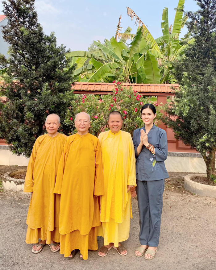 Lê Ngọc Trinh thường xuyên làm từ thiện và có những ý kiến đáng chú ý về chuyện từ thiện của danh hài Hoài Linh, ca sĩ Thủy Tiên.