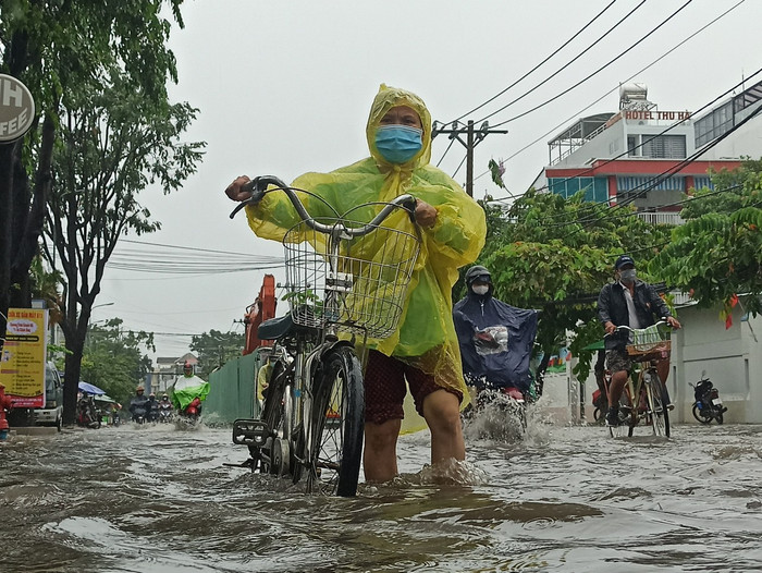 Mưa như trút nước suốt 5 giờ đồng hồ, người dân TP.HCM chật vật di chuyển vì nhiều nơi ngập sâu Ảnh 9