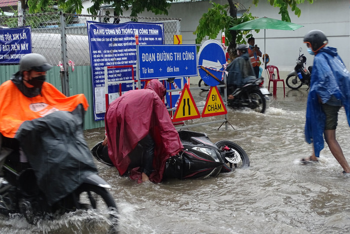 Mưa như trút nước suốt 5 giờ đồng hồ, người dân TP.HCM chật vật di chuyển vì nhiều nơi ngập sâu Ảnh 10