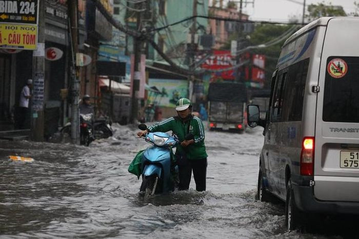 Mưa như trút nước suốt 5 giờ đồng hồ, người dân TP.HCM chật vật di chuyển vì nhiều nơi ngập sâu Ảnh 1