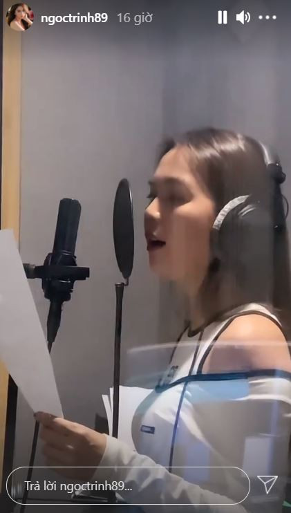 Cô nàng ăn diện áo thun kiểu đơn giản, mái tóa dài quen thuộc.
