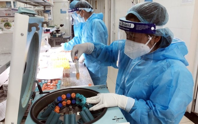 Hơn 300 công nhân ở Bắc Giang dương tính với SARS-CoV-2, Bộ Y tế họp khẩn Ảnh 2