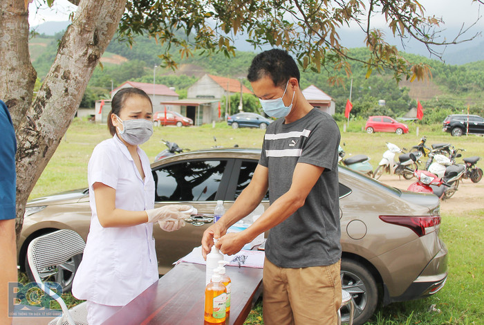 Bắc Giang yêu cầu người dân 6 huyện, thành phố không ra khỏi nhà, được đi thu hoạch nông sản gia đình Ảnh 1