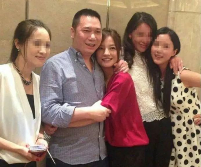 Hàng chục tỷ cổ phiếu bị đóng băng cùng nghi vấn ly hôn chồng đại gia, Triệu Vy bình thản tụ họp bạn bè Ảnh 11