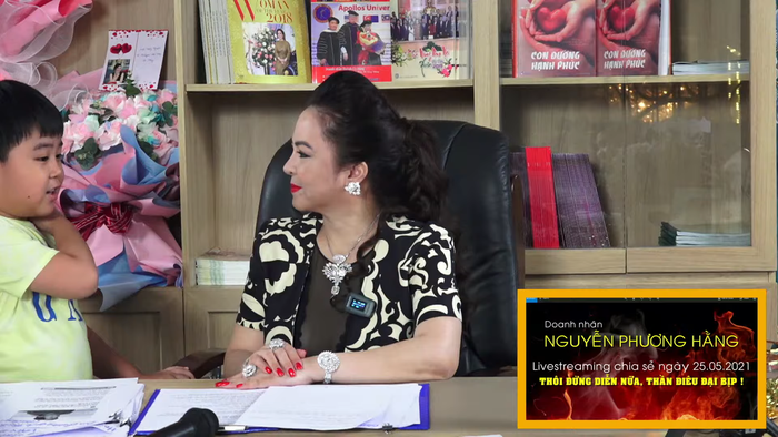 Cậu bé Huỳnh Hằng Hữu 'ké' livestream của mẹ để nhờ mọi người theo dõi kênh YouTube của mình