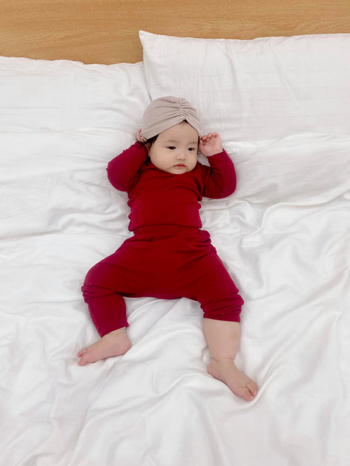 Có thể thấy, cô công chúa nhỏ nhà Đông Nhi - Ông Cao Thắng sở hữu vẻ ngoài bụ bẫm với hai cặp má bánh bao khiến ai nhìn cũng muốn nựng.