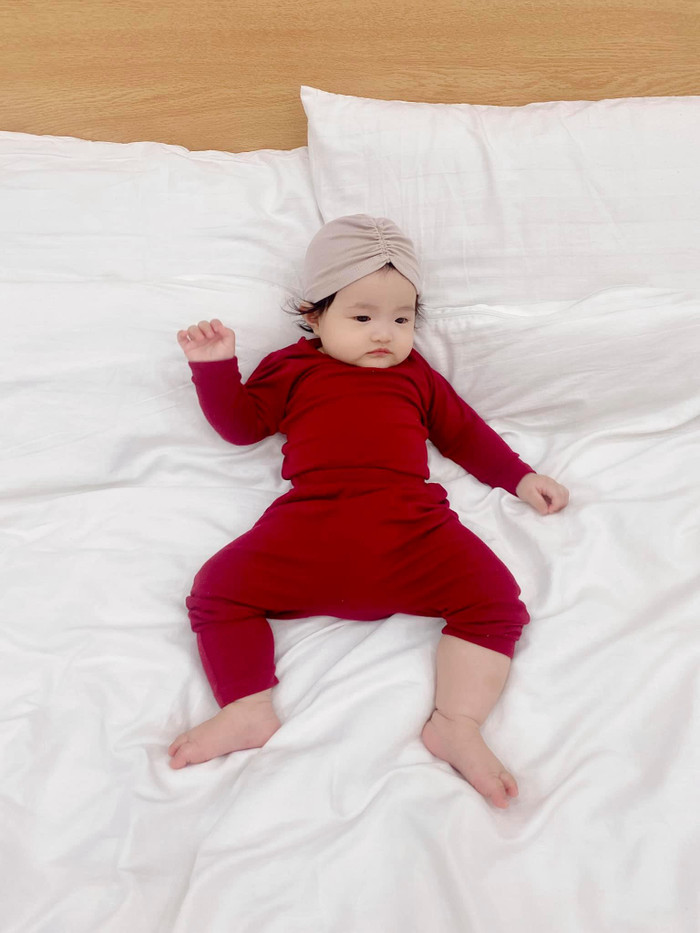 Đông Nhi chia sẻ loạt bé Winnie hóa 'bà già' nằm phè phỡn sau khi ti no.