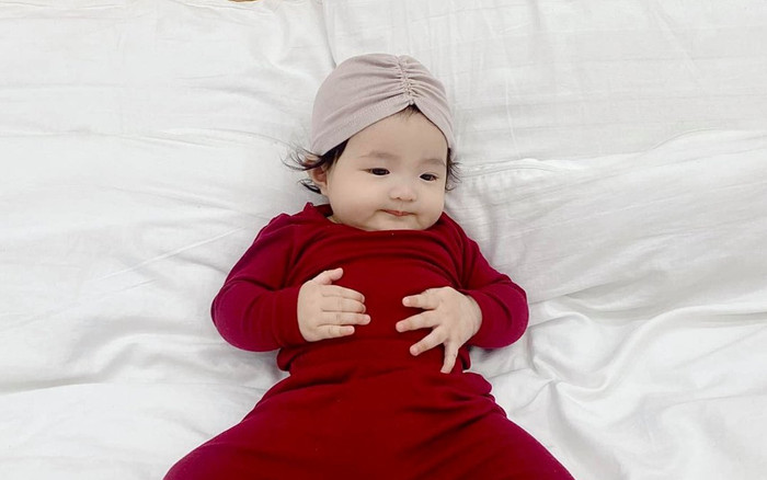 Cưng xỉu trước loạt ảnh bé Winnie hóa 'bà già' nằm phè phỡn sau khi ti no Ảnh 2