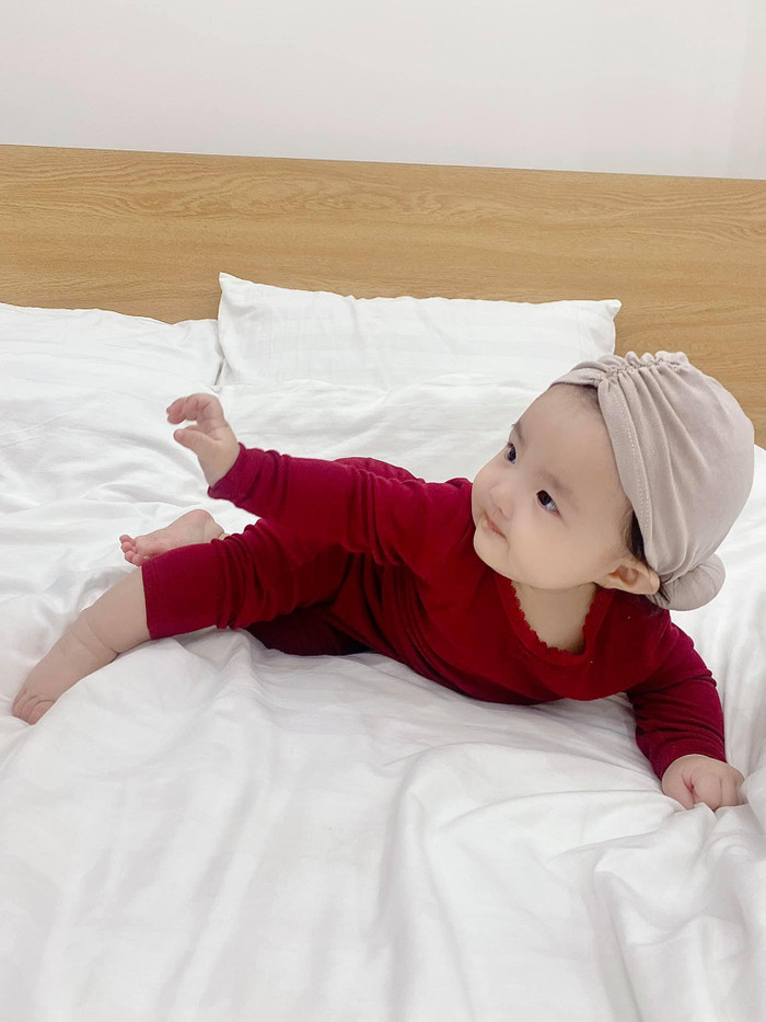 Càng lớn ái nữ nhà Đông Nhi - Ông Cao Thắng càng tinh nghịch, các biểu cảm của cô bé cũng ngày càng đa dạng hơn.