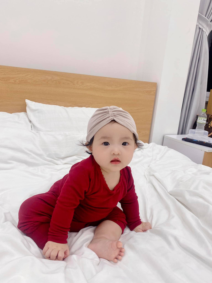 Từ lúc chào đời đến nay, bé Winnie đều được mọi người nhận xét là giống ba như đúc.