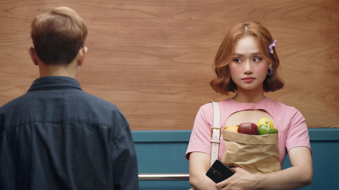 Chưa chính thức tiết lộ danh tính của nhân vật “anh mèo” bí ẩn, nhưng trong Teaser MV cũng thấp thoáng bóng lưng một người đàn ông bước vào thang máy cùng Miu Lê.