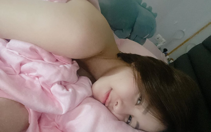 Trâm Anh có người yêu, đăng ảnh giường chiếu: 'Lâu rồi mới có cảm xúc mãnh liệt như vậy' Ảnh 2