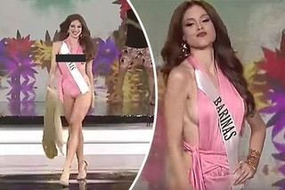 Trong cuộc thi Miss Earth Venezuela 2017, người đẹp Fabianny Zambrano cũng vô tình để lộ vòng 1 khi catwalk quá mạnh trong phần thi áo tắm.